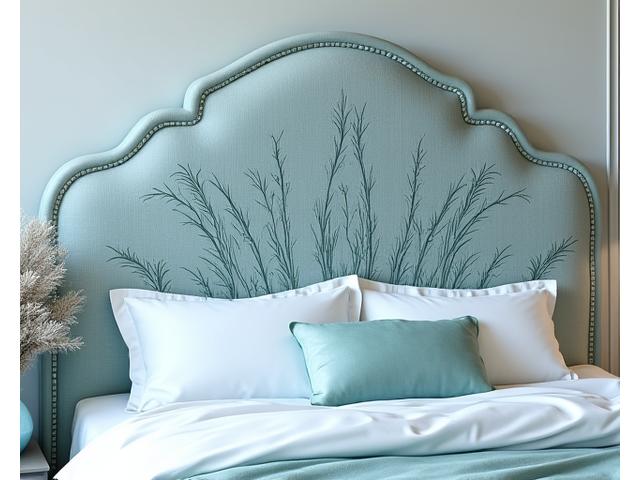 Sengegavl i lys tekstil med intrikate, utskårne korallinspirerte mønstre, plassert i et soverom med maritimt tema.