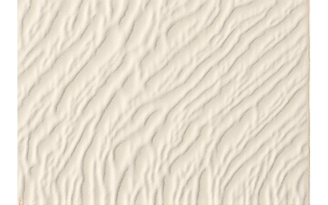 Et mykt, sandfarget teppe med subtile riller som etterligner bølgeeffekter på en strand.